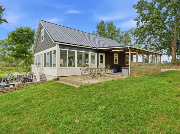 5443 W Diamond Lake Rd, Wawaka, IN 46794