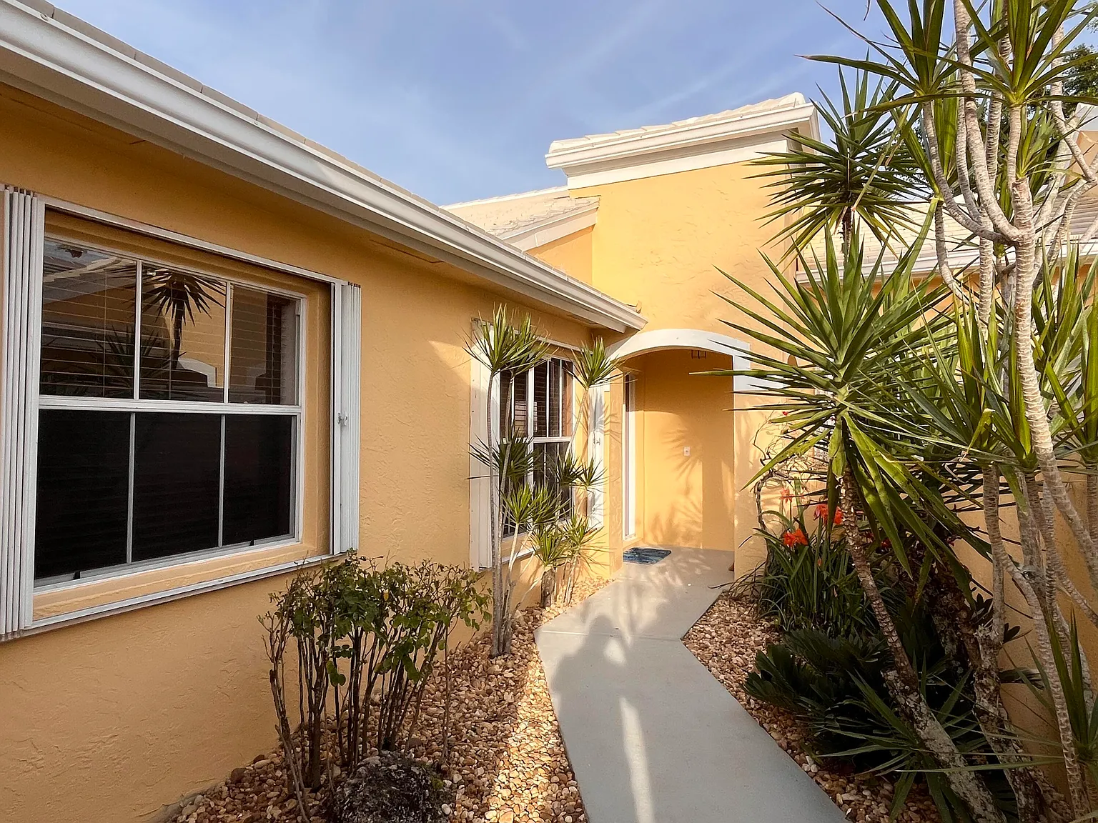 4 bed, 2.0 bath, 1850 sqft, $8,000 — Photo 4