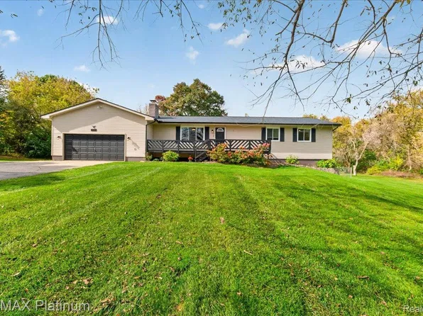 9658 Scholar Dr, Pinckney, MI 48169