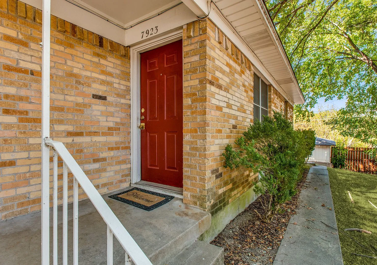 Cozy 2 Bed, 1 Bath Home with Mature Trees in Claremont, Dallas - Available for Lease! — Photo 2