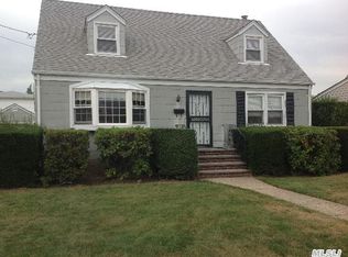 142 Clemens Rd, Mineola, NY 11501