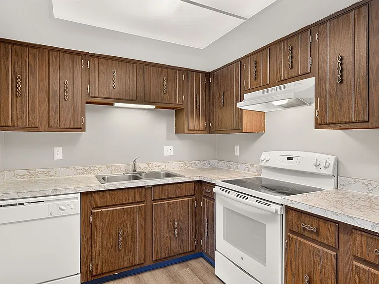 East Towne Apartments — Photo 20