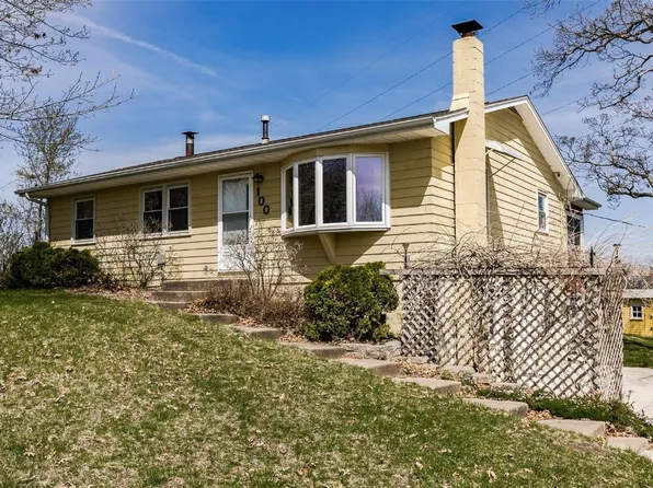 100 Robins Rd, Robins, IA 52328