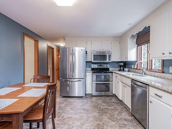 3rd image of 27 Brentwood Dr