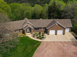 60588 Valley Hills Dr, New Ulm, MN 56073