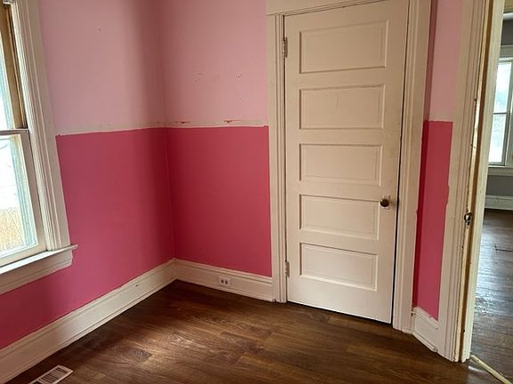 5th image of 120 E Oak St