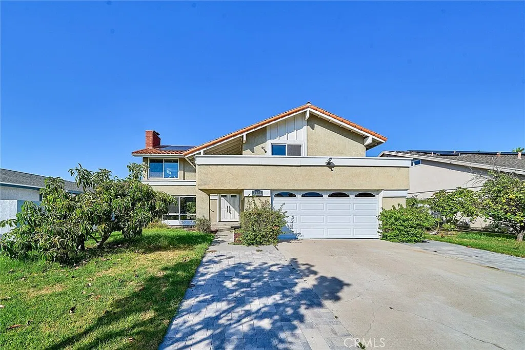 5 bed, 2.5 bath, 2376 sqft, $5,600 — Photo 1