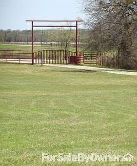 Front gate
						:
						as seen from the house.