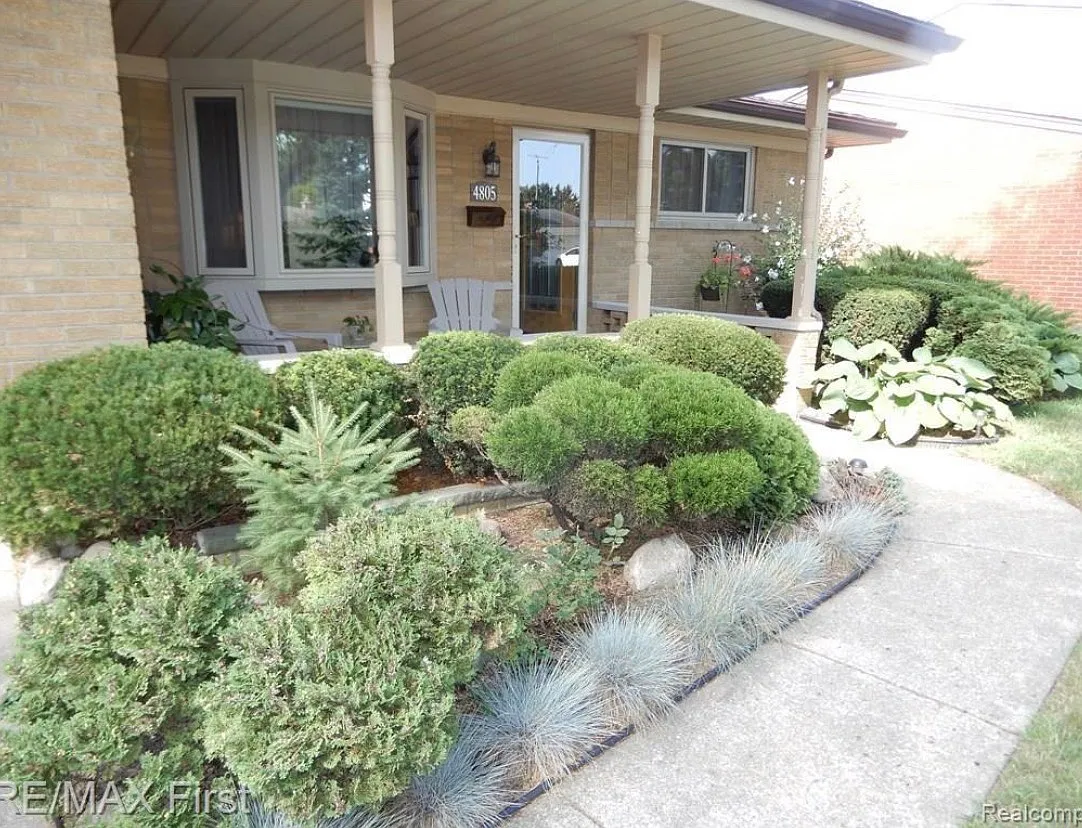 3 bed, 1.5 bath, 1450 sqft, $2,000 — Photo 1