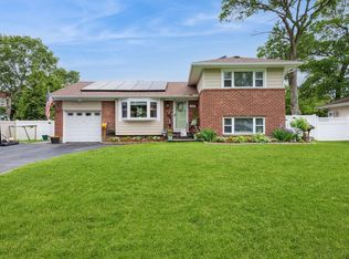 27 Schuyler Dr, Commack, NY 11725
