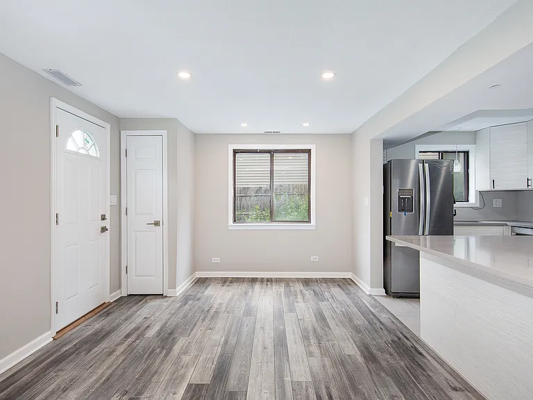 22W549 Emerson Ave — Photo 6