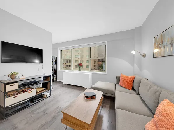 415 E 52nd St APT 2AC, New York, NY 10022