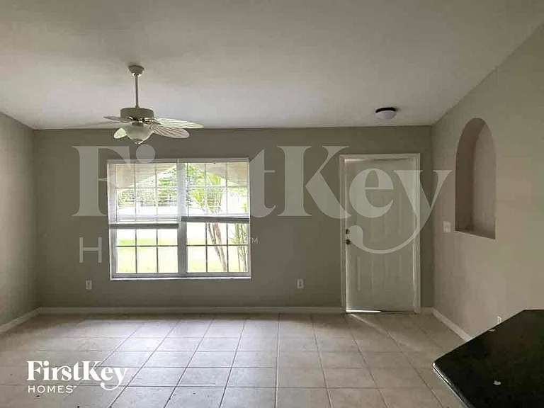 524 SW 25th Ln — Photo 2