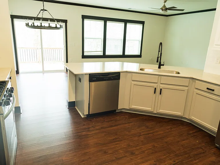 1013 Epiphany Rd — Photo 13
