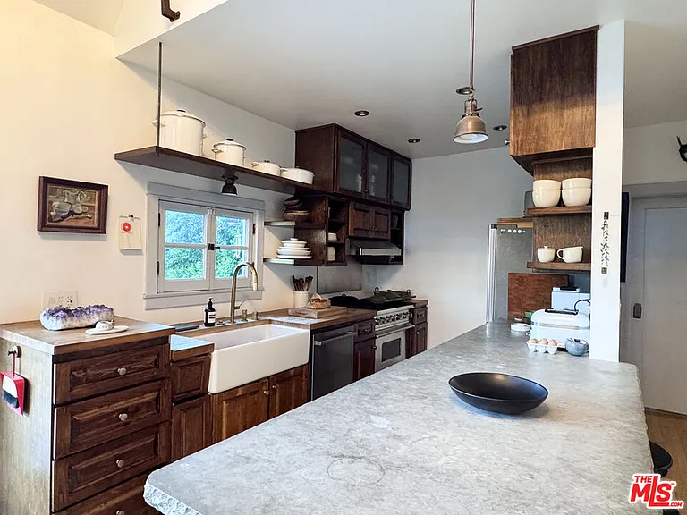 814 E Edgeware Rd — Photo 4