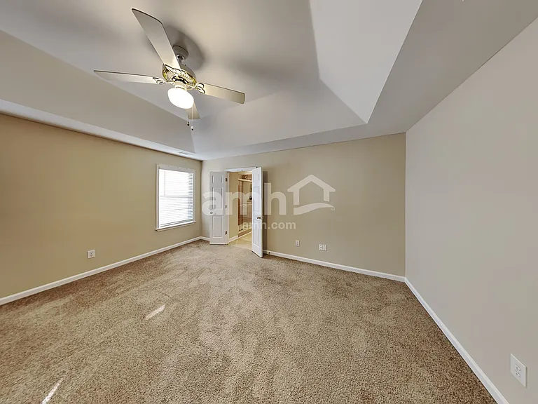 401 Lochmere Ct — Photo 11
