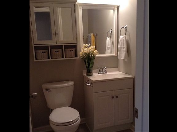 Full 2nd Bathroom 