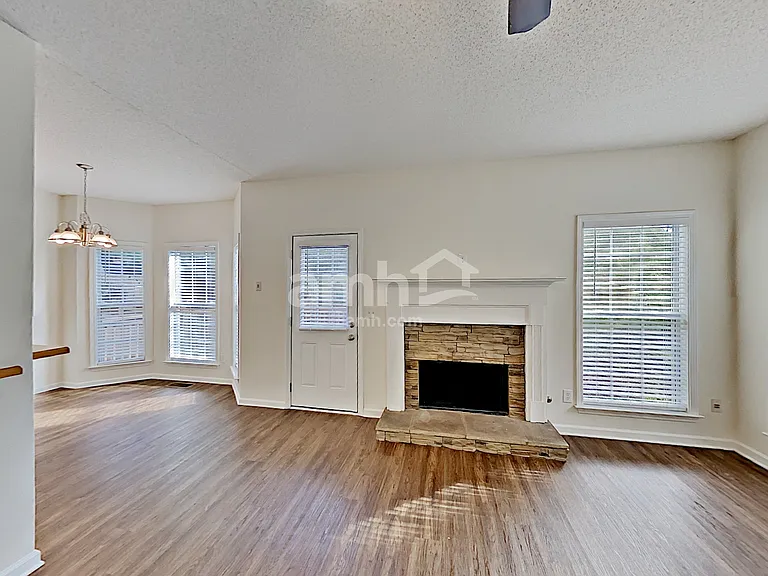 374 Westhill Dr — Photo 4