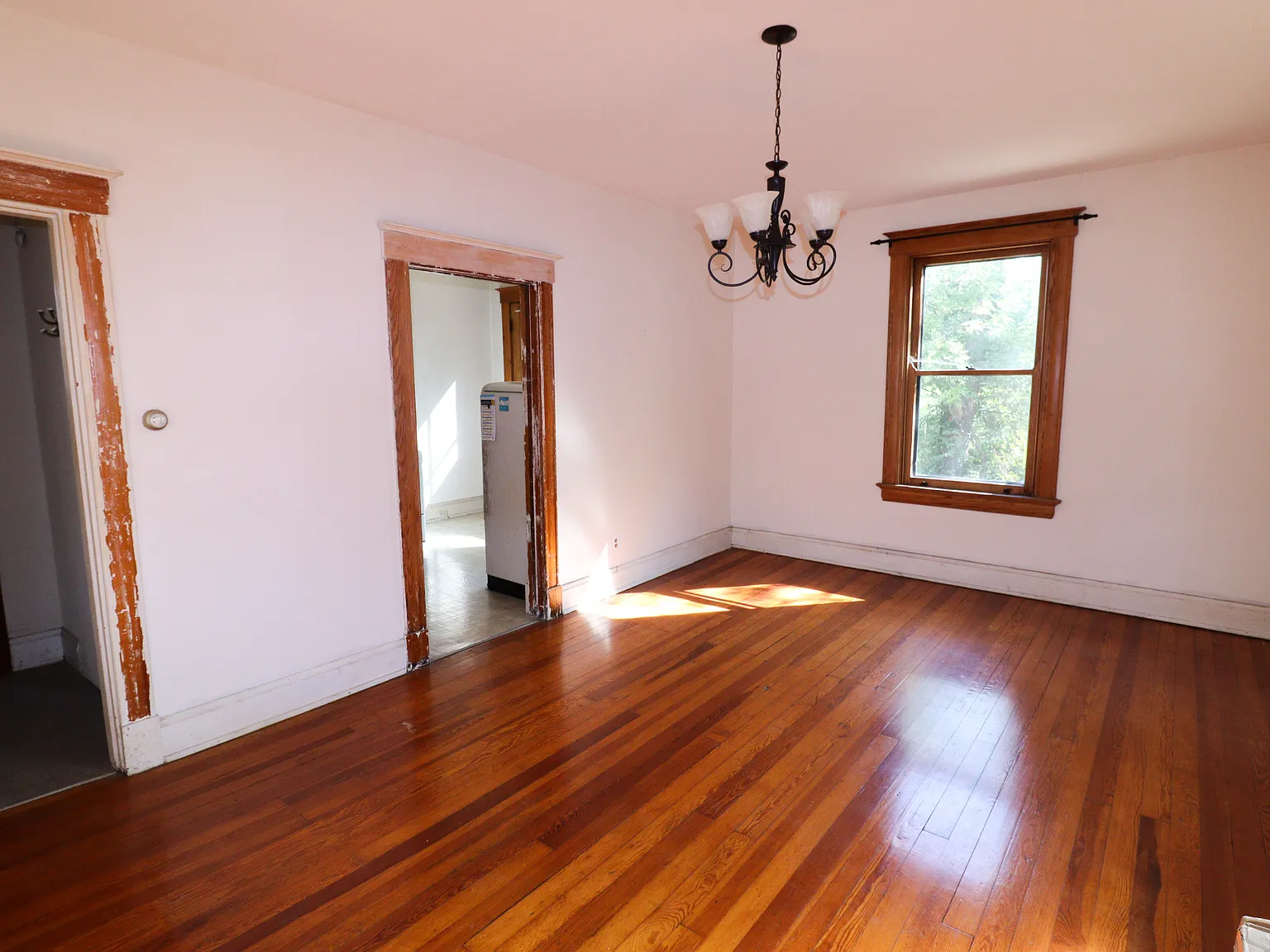 5 bed, 2218 sqft, $1,999 — Photo 3