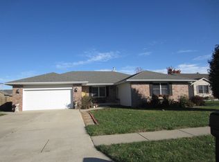 1200 Sugar Tree Ct, Chatham, IL 62629