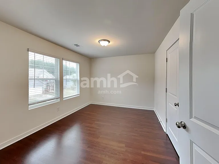 88 Landsdown Xing — Photo 14