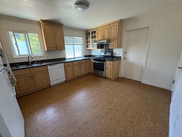 1066 Heatherstone Ave — Photo 2