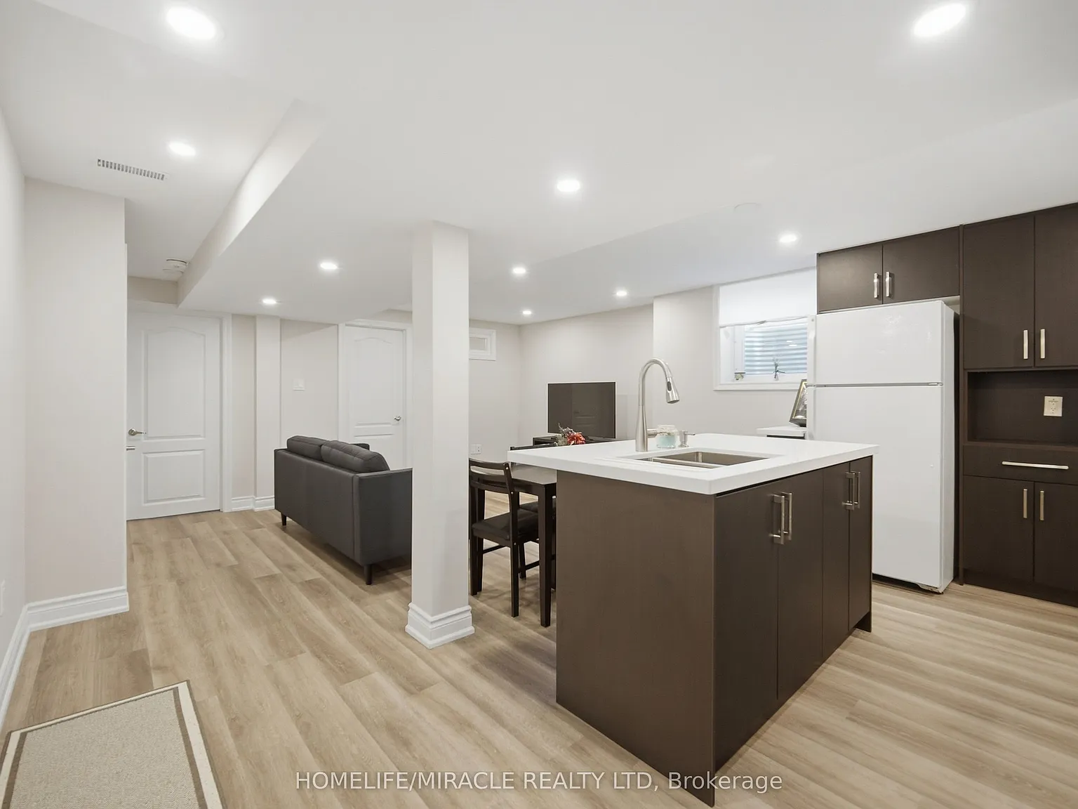 3008 Britannia Rd W — Photo 3