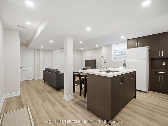 3rd image of 3008 Britannia Rd W