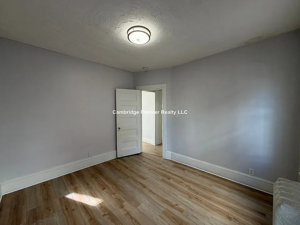 33 Everett Ave #1