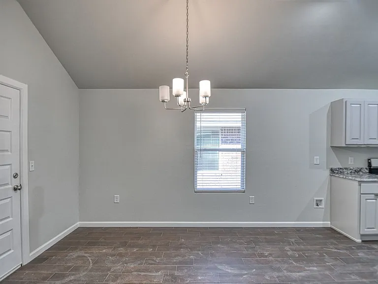2721 Clifton Ter — Photo 8
