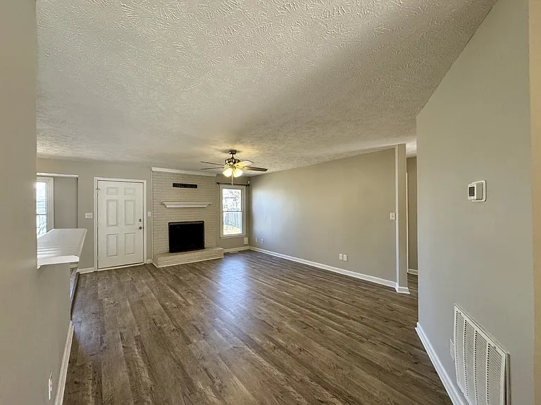 204 Fair Oaks Dr — Photo 3