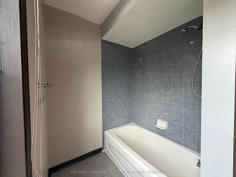 75 Margaret Graham Cres — Photo 17