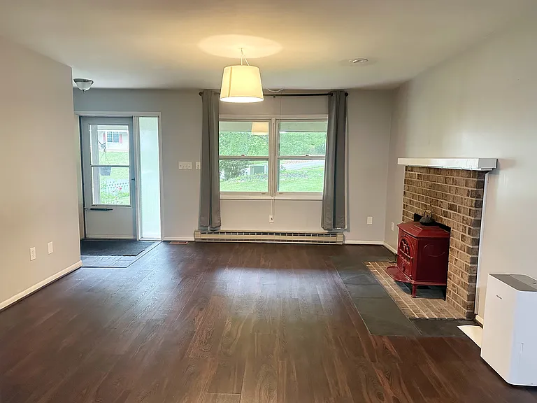 200 Oakley Dr — Photo 5