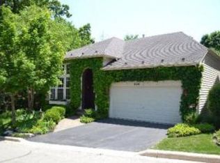 804 Viewpointe Dr, St Charles, IL 60174