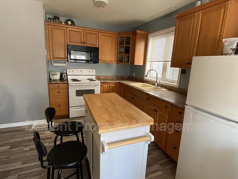 588 Howden St #6 — Photo 11