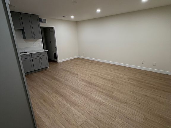 5th image of 2935 Montrose Ave APT 106