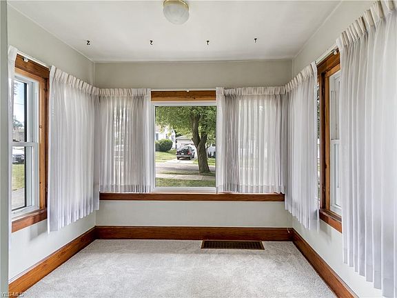 5th image of 309 E Paige Ave