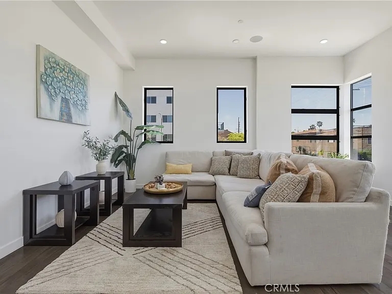 1301 Tamarind Ave — Photo 11