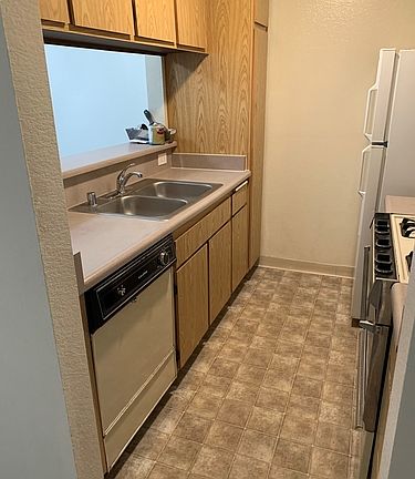3rd image of 10418 Scoville Ave