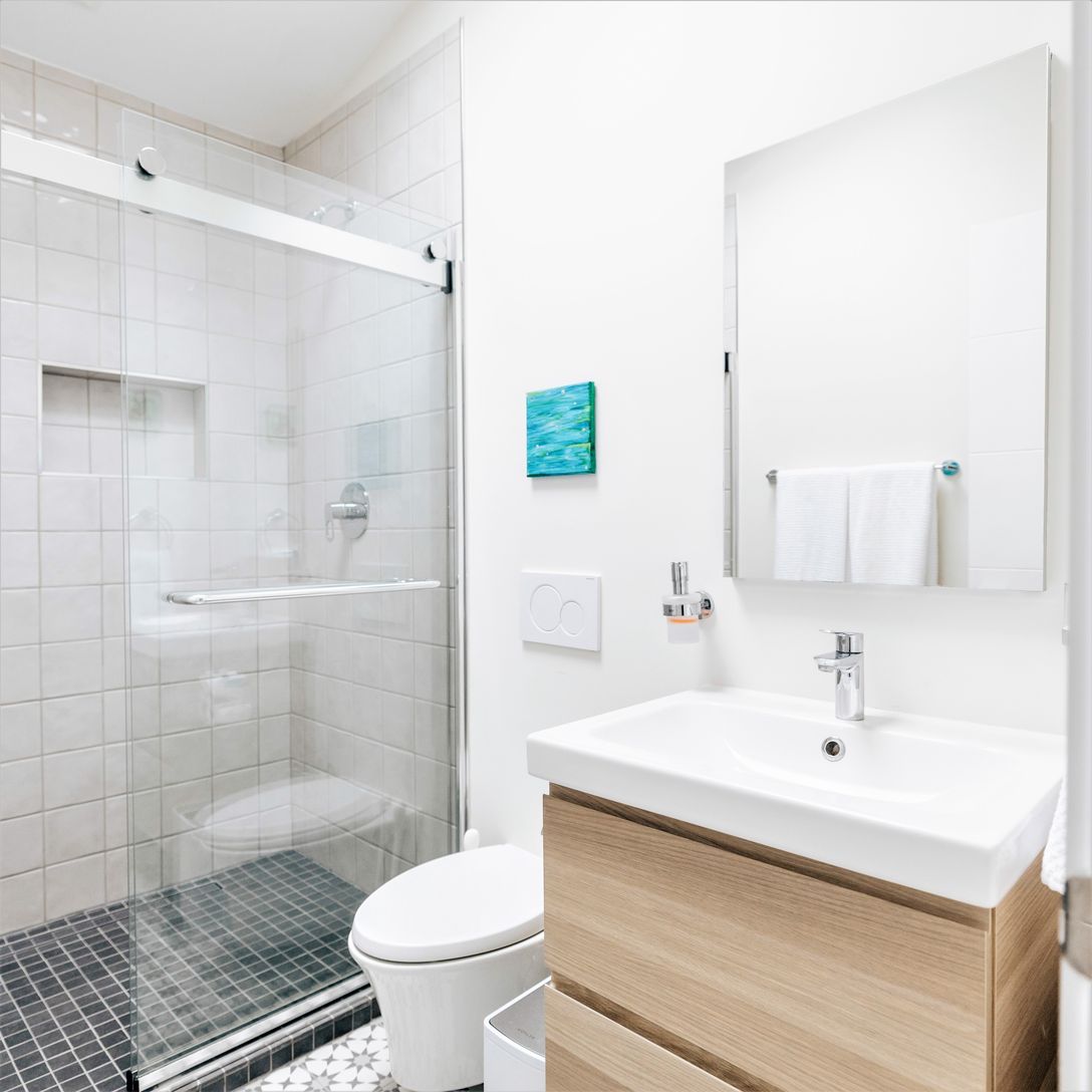  Hallway bath
