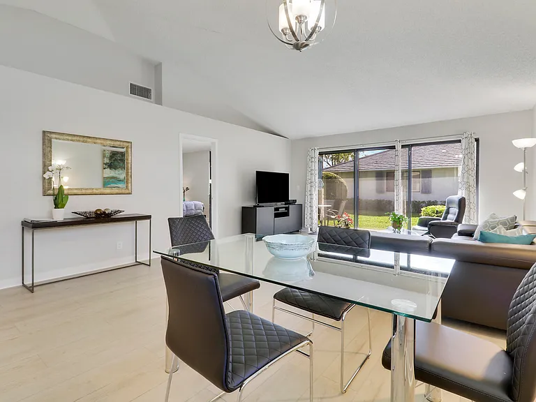 811 Club Dr — Photo 9