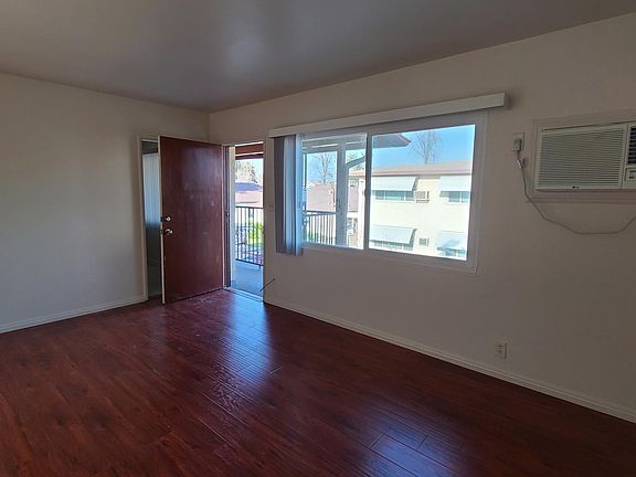 3rd image of 5923 1/2 Camellia Ave