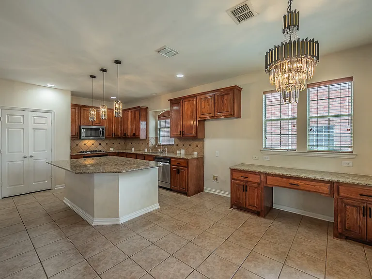 2217 Stonehenge Ln — Photo 12