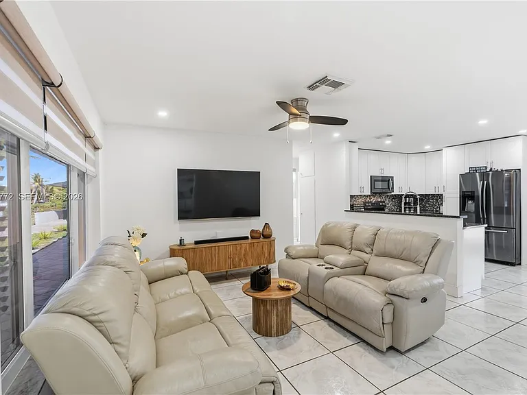 630 NE 23rd Ct — Photo 6