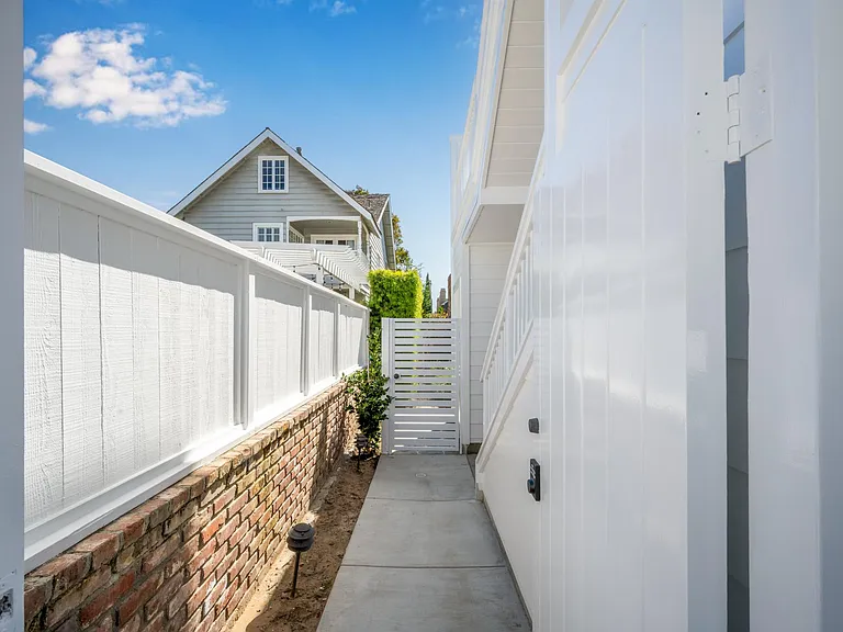 215 Poinsettia Ave #1/2 — Photo 33