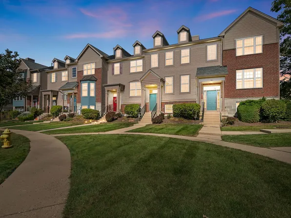 42 Village Station Ln, Grayslake, IL 60030