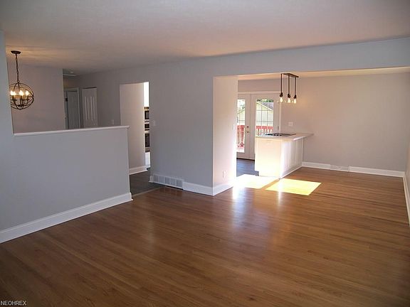 3rd image of 32955 Arlesford Dr