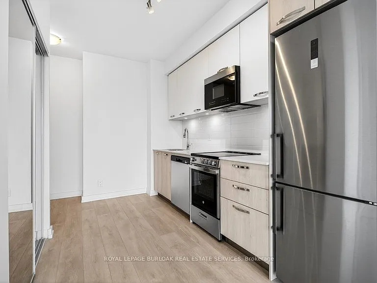75 James St S #2404 — Photo 4