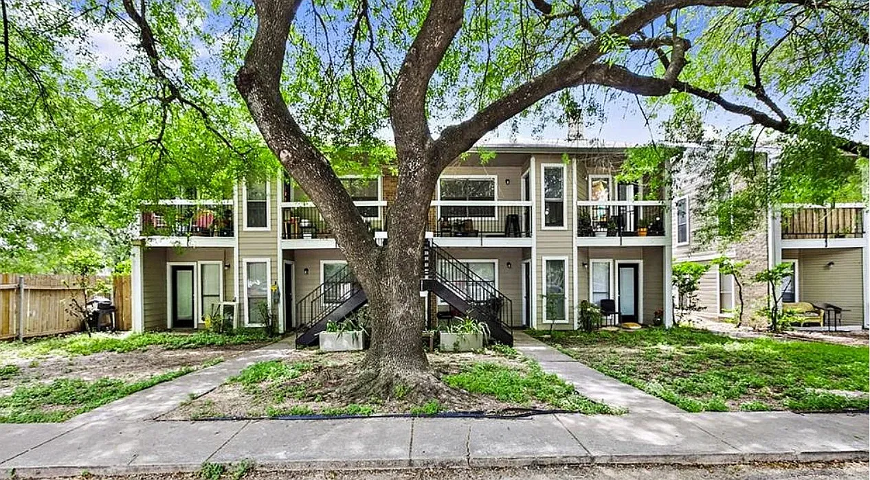 2 bed, 1031 sqft, $1,050 — Photo 1