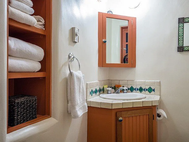 Bathroom. Linens supplied.